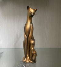 Load image into Gallery viewer, MOTHER CAT WITH CHILD SHOWPIECE